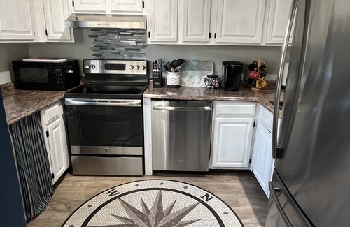 Westerly Apartamento | Westerly Getaway- Short drive to the beach, Walk to Downtown Shops & Restaurants