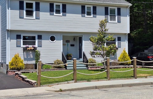 Westerly Apartamento | Westerly Getaway- Short drive to the beach, Walk to Downtown Shops & Restaurants