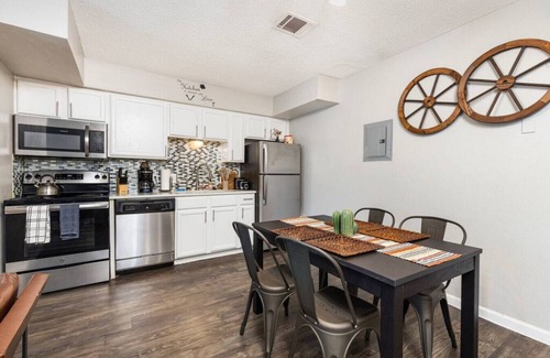 Fort Worth Apartamento | Western Modern 2 Story Townhome - Pool, Gym, Park