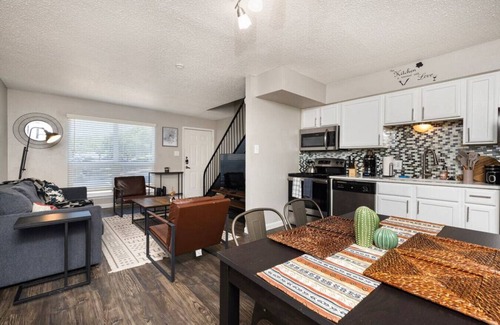 Fort Worth Apartamento | Western Modern 2 Story Townhome - Pool, Gym, Park