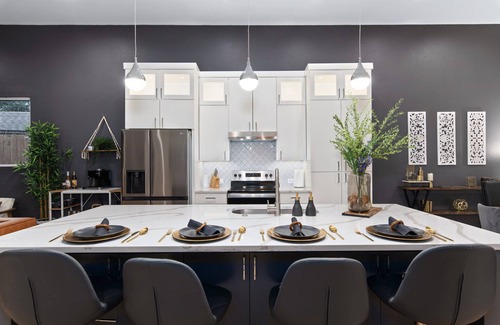 West Dallas Casa | Western Oasis - Chic New 6BR 10-min from Downtown