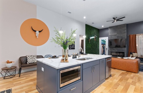 West Dallas Casa | Western Oasis - Chic New 6BR 10-min from Downtown