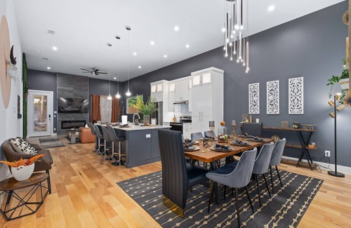 West Dallas Casa | Western Oasis - Chic New 6BR 10-min from Downtown
