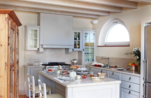 Pulciano Villa | Western Shore Villa In A Wonderful Setting