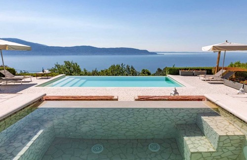 Pulciano Villa | Western Shore Villa In A Wonderful Setting