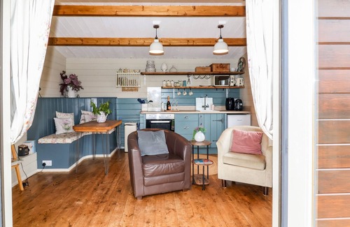 Scawton Cabaña | WESTFIELD LODGE, romantic, with hot tub in Sheriff Hutton