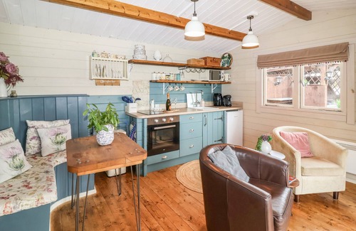 Scawton Cabaña | WESTFIELD LODGE, romantic, with hot tub in Sheriff Hutton
