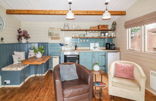 Scawton Cabaña | WESTFIELD LODGE, romantic, with hot tub in Sheriff Hutton