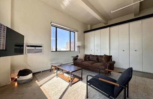 Westown Apartamento | Westown Studio Apt Near Fiserv, Baird, and Theater District