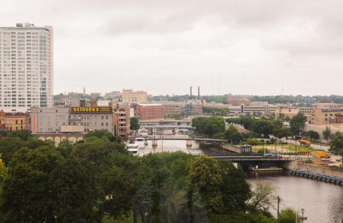 Westown Apartamento | Westown Studio Apt Near Fiserv, Baird, and Theater District