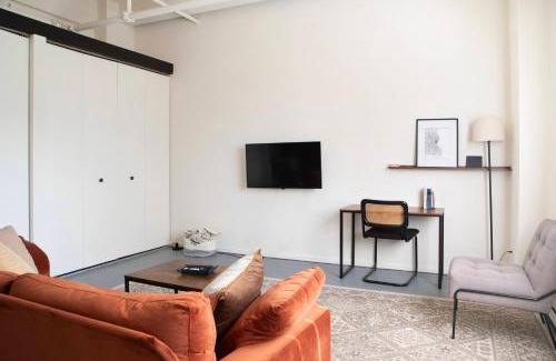Westown Apartamento | Westown Studio Apt Near Fiserv, Baird, and Theater District