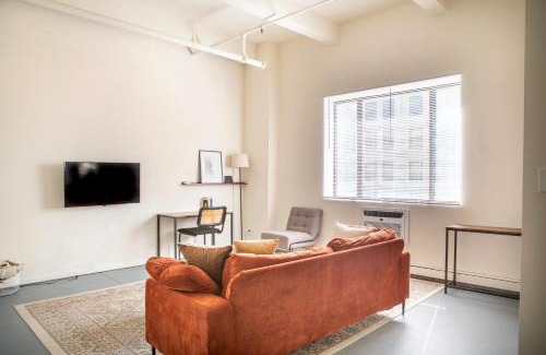 Westown Apartamento | Westown Studio Apt Near Fiserv, Baird, and Theater District