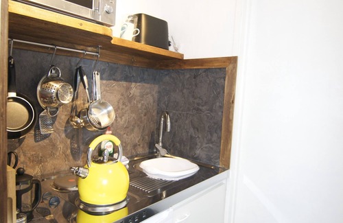 West Bay Apartamento | Estudio-Económico-Ground Floor,No Pets,Mini-Baño con ducha-Vista al Jardín