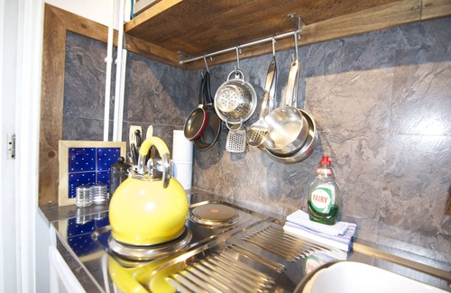 West Bay Apartamento | Estudio-Económico-Ground Floor,No Pets,Mini-Baño con ducha-Vista al Jardín