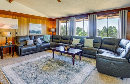 Westport Casa | Westport Retreat with Pool Table Walk to State Park