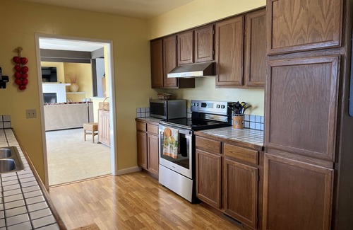 Oak Shores Casa | Westra's Waterfront Abode w / Private Dock, WiFi en la tranquila calle sin salida.