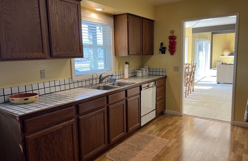 Oak Shores Casa | Westra's Waterfront Abode w / Private Dock, WiFi en la tranquila calle sin salida.
