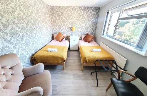 Luton Casa | Wetherne House, Beautiful Home, Parking Garden WiFi Self Check-in