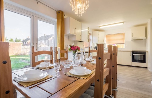 Luton Casa | Wetherne House w/Parking & Self Checkin near L&D Hospital, Cul De Sac
