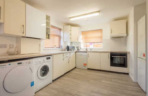 Luton Casa | Wetherne House w/Parking & Self Checkin near L&D Hospital, Cul De Sac