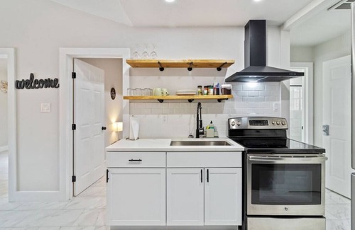 Whispering Oaks Casa | WeWelcome you to our Suburban Luxury Apartment
