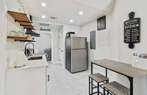 Whispering Oaks Casa | WeWelcome you to our Suburban Luxury Apartment