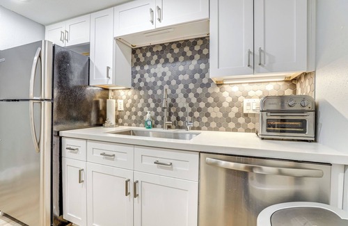 Energy Corridor Casa | WFH Friendly, Pool Access: Houston Townhome!