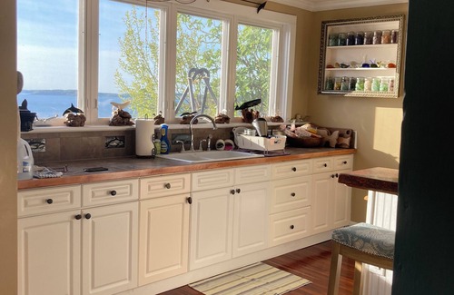 Lubec Cabaña | Whale Ledge Cottage - In the heart of Lubec with AMAZING Waterviews!
