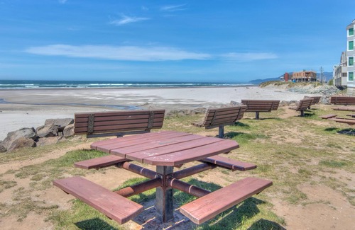 Rockaway Beach Casa | Whale Watcher Condo #3