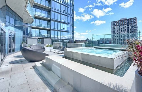 Ville-Marie Condominio | What a view! Downtown Montreal 43rd floor luxury condo with parking