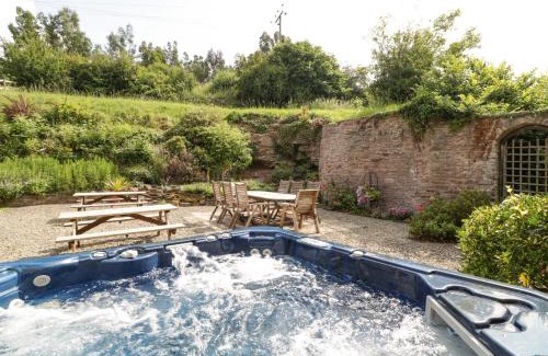 Leominster Casa | Wheelbarrow Castle