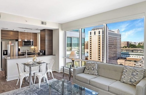 Airport Area Apartamento | Wheelchair Access 1BR | Pet-friendly, Gym & Fireplace!