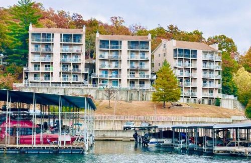 Lake Ozark Casa | Wheelhouse Wonderland Lakefront Luxury Condo