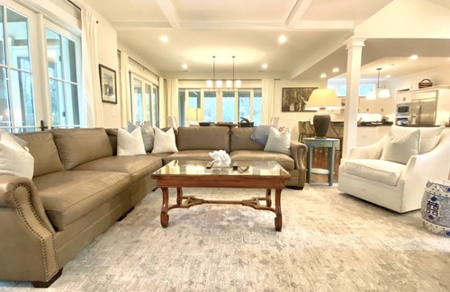 Palmetto Bluff Casa | Alquiler fenomenal nuevo, magníficas vistas de golf, enorme plano de planta abierto, porche proyectado