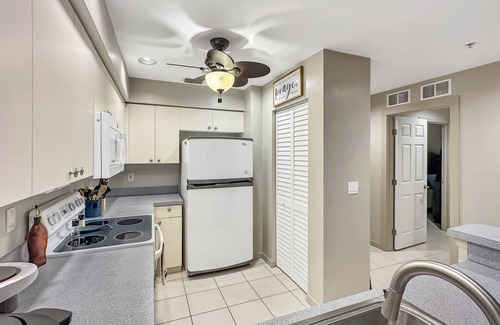 Burnt Store Marina Condominio | Where the Wild Things Are - Watch the Manatee right off the Lanai!