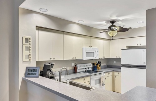 Burnt Store Marina Condominio | Where the Wild Things Are - Watch the Manatee right off the Lanai!