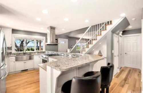Oak Harbor Casa | Whidbey Island Retreat - Oceanfront with Hot tub