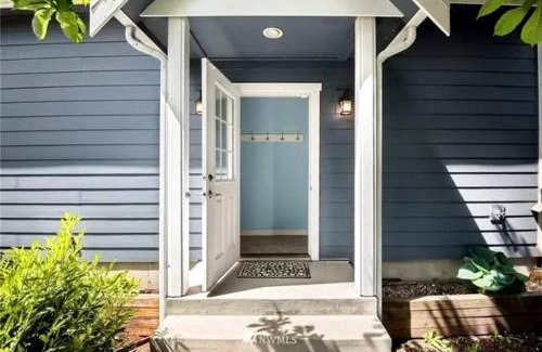 Oak Harbor Casa | Whidbey Island Retreat - Oceanfront with Hot tub