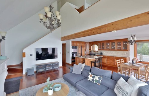 Langley Casa | WhidbeyBeachHouse, Oceanfront Getaway on Private Beach 3BR·Office·fuboTV