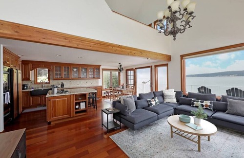 Langley Casa | WhidbeyBeachHouse, Oceanfront Getaway on Private Beach 3BR·Office·fuboTV