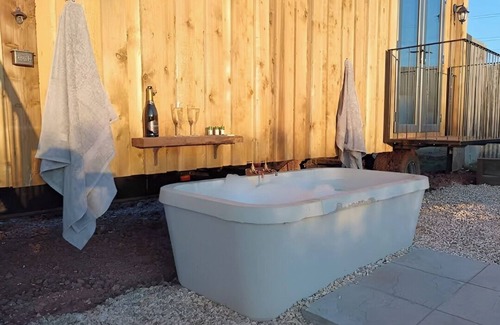 Clyst Saint Lawrence Cabina | Whimple Shepherd Hut, Sleeps 2, Wood Fire & Garden