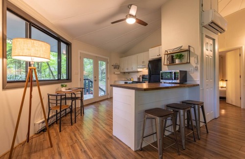 Wolf Laurel Cabina | Whimsical Mountain Roundhouse Among the Trees