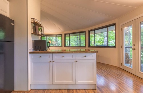 Wolf Laurel Cabina | Whimsical Mountain Roundhouse Among the Trees