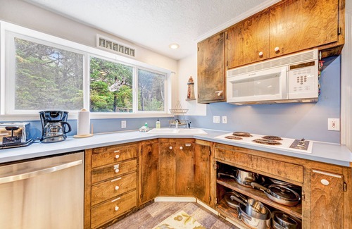 Sandpiper Village Cabina | Whimsical Oceanview Home with Private Hot Tub & Nearby Beach Access - Dogs OK