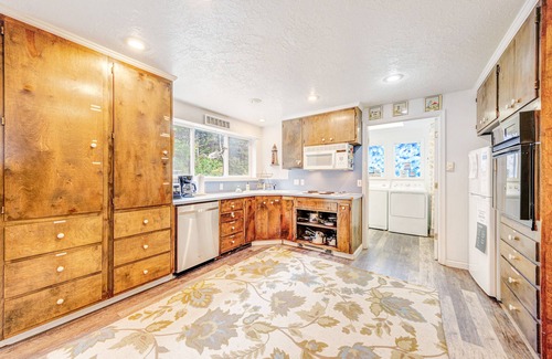 Sandpiper Village Cabina | Whimsical Oceanview Home with Private Hot Tub & Nearby Beach Access - Dogs OK