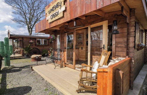 Limavady Cabaña | WHISKEY CREEK CABIN, romantic, with a garden in Castlerock