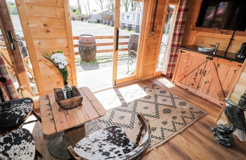 Limavady Cabaña | WHISKEY CREEK CABIN, romantic, with a garden in Castlerock