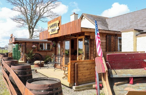 Limavady Cabaña | WHISKEY CREEK CABIN, romantic, with a garden in Castlerock