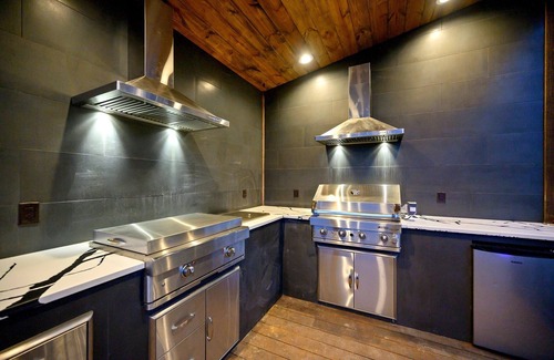 Pickens Cabina | Whiskey Lullaby: Spacious 5-Bedroom with Pool View and Game Room.