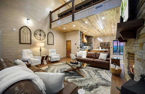Pickens Cabina | Whiskey Lullaby: Spacious 5-Bedroom with Pool View and Game Room.